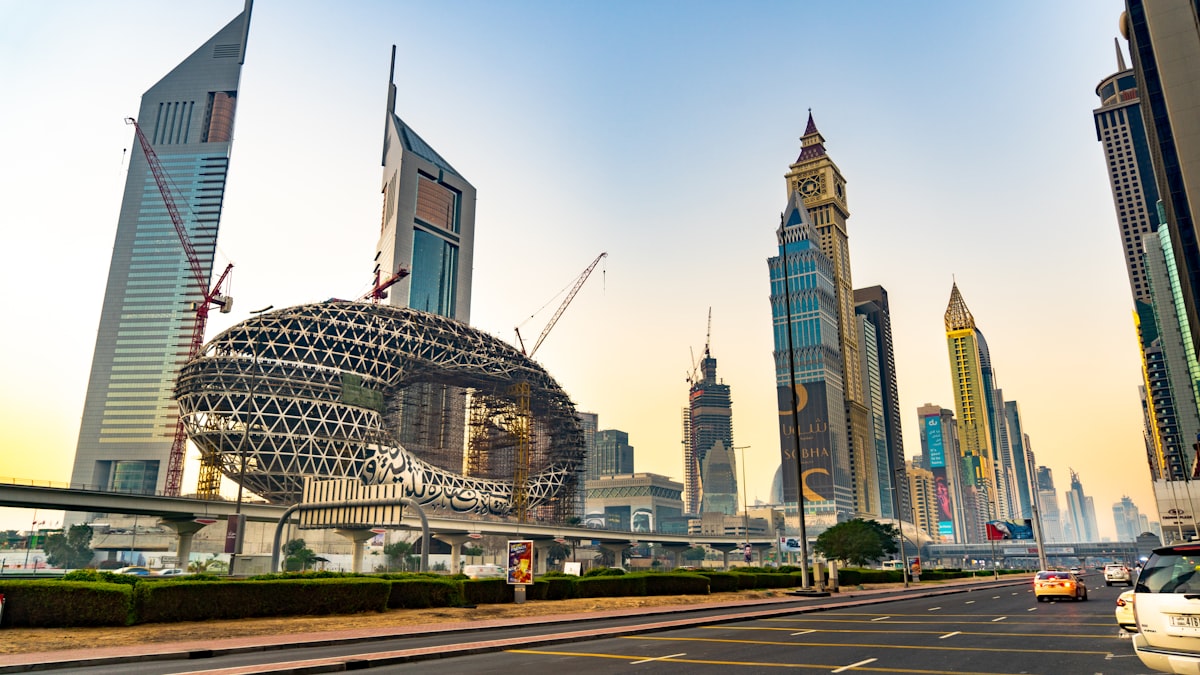 الإمارات تراهن على أن تصبح مركزاً إقليمياً للذكاء الاصطناعي، لا مجرد مستهلك للتقنية.